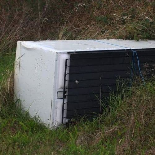 Un frigo jeté en bordure d'un champ accessible depuis le chemin communal.