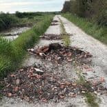 Dépôt de de gravats sur le chemin rural allant sur le marais de la Prise du Bret