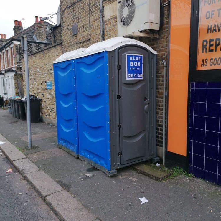 Porter loos on pavements with no licence
