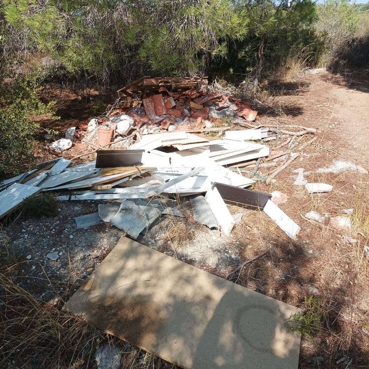 Les déchets abandonnés sur le site comprennent :
Des débris de construction, principalement des tuiles cassées et des morceaux de béton ou de plâtre. On estime la quantité à environ 50 à 70 morceaux de tuiles et une dizaine de fragments de béton/plâtre, pour un poids total d'environ 120 kilogrammes.
Des panneaux de bois aggloméré ou MDF, provenant d'éléments de mobilier. Il y a environ 15 à 20 panneaux de différentes tailles, représentant un poids estimé de 70 kilogrammes.
Des branches et petits bois, dispersés parmi les autres déchets. La quantité est d'environ une vingtaine de pièces, pour un poids estimé de 8 kilogrammes.
Un objet en plastique, de forme indéfinie. Il s'agit d'une seule pièce, avec un poids estimé de 1 kilogramme.
Et également des restes de plaques sous tuiles ondulés en fibrociment.