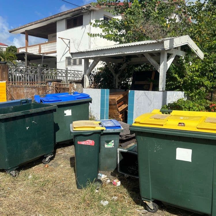 Voici une estimation des déchets présents sur l'image :
On observe une présence importante de déchets ménagers non triés, estimés à environ 50 kg, répartis dans les différents conteneurs visibles. On note également la présence de déchets recyclables, comme du carton et du plastique, représentant un volume d'environ 10 kg. Enfin, des déchets sauvages, tels que des emballages et des détritus divers, sont éparpillés au sol, avec un poids estimé à environ 5 kg. Présence d’encombrants dans le local poubelle gênant
la mise en place des conteneurs à leurs places.