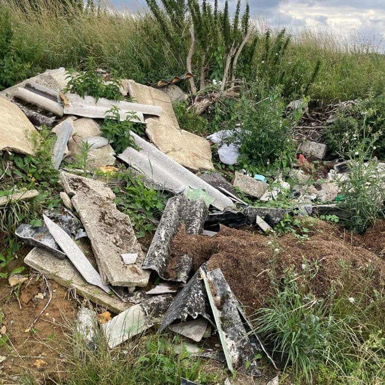 Dépôts sauvages de plaques ondulées en amiante ciment