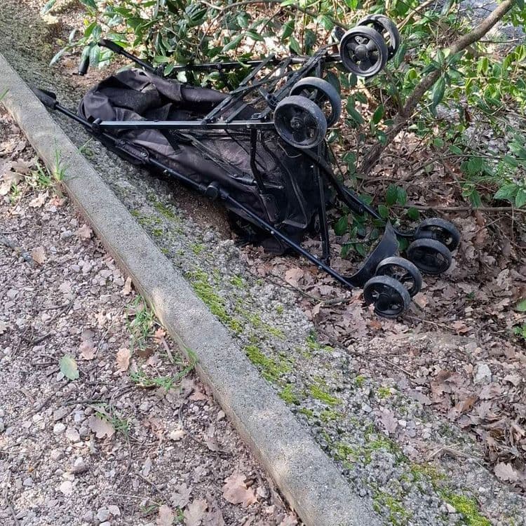 Poussette noir en sortant du Val dans le virage après le lotissement Saint Anne.