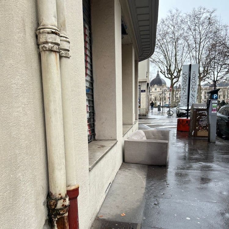 Je constate ce matin un canapé dans le rue de la part dieu 69003 entre le numéro 4 et le numéro 6