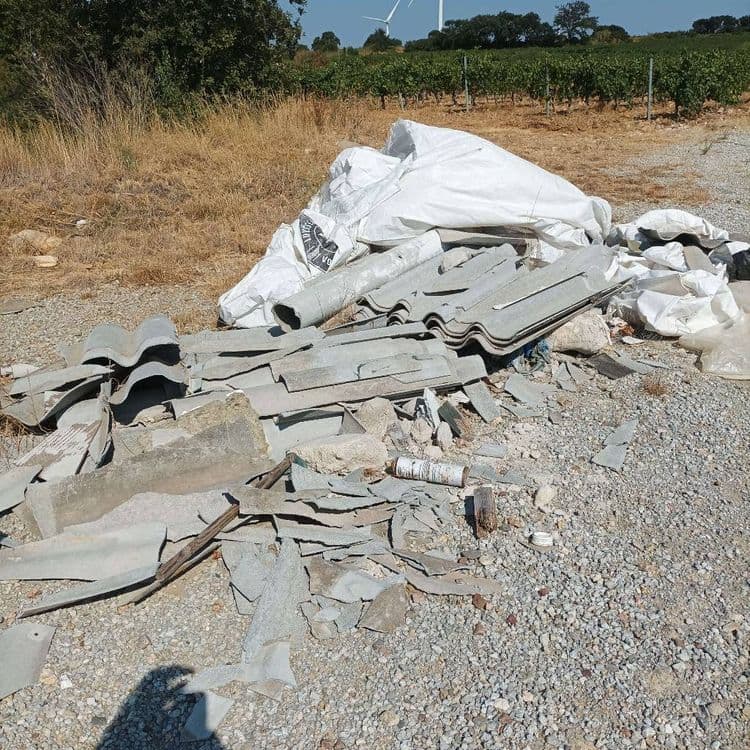 Les déchets abandonnés sur le site sont les suivants :
* **Plaques et fragments de fibrociment (amiante-ciment) :**
* Quantité estimée : Environ 15 à 20 plaques ou grands fragments, accompagnés de nombreux petits morceaux éparpillés.
* Poids estimé : 250 à 350 kilogrammes.
* **Grands sacs de chantier (big bags) :**
* Quantité estimée : 3 à 4 sacs, dont certains semblent contenir des matériaux.
* Poids estimé : 600 à 800 kilogrammes, en supposant qu'ils contiennent des gravats ou des déchets de construction.
* **Gravats et blocs de béton :**
* Quantité estimée : Plusieurs morceaux de tailles diverses.
* Poids estimé : 50 à 80 kilogrammes.
* **Sacs plastiques divers :**
* Quantité estimée : Environ 5 à 7 sacs de petite et moyenne taille.
* Poids estimé : 5 à 10 kilogrammes.
* **Ferrailles et pièces métalliques :**
* Quantité estimée : Quelques éléments épars.
* Poids estimé : 5 à 10 kilogrammes.
* **Morceaux de bois :**
* Quantité estimée : 2 à 3 pièces.
* Poids estimé : 2 à 5 kilogrammes.
* **Bombe aérosol :**
* Quantité estimée : 1 unité.
* Poids estimé : Moins de 1 kilogramme.