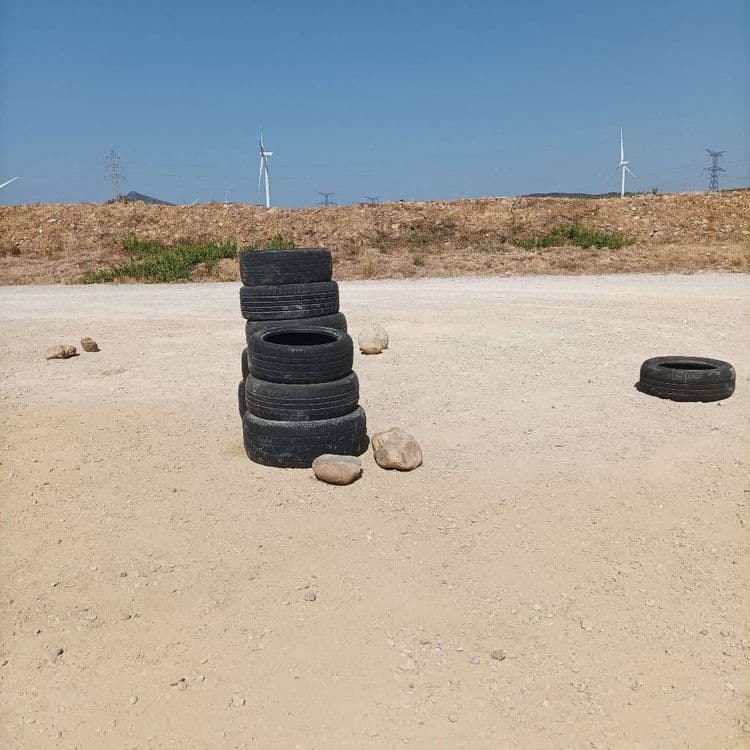 Les déchets identifiés sont des pneus usagés.
On dénombre 8 pneus au total.
Un premier ensemble est constitué de 7 pneus empilés, pour un poids estimé à 70 kilogrammes.
Un pneu supplémentaire est présent à l'écart, son poids est estimé à 10 kilogrammes.