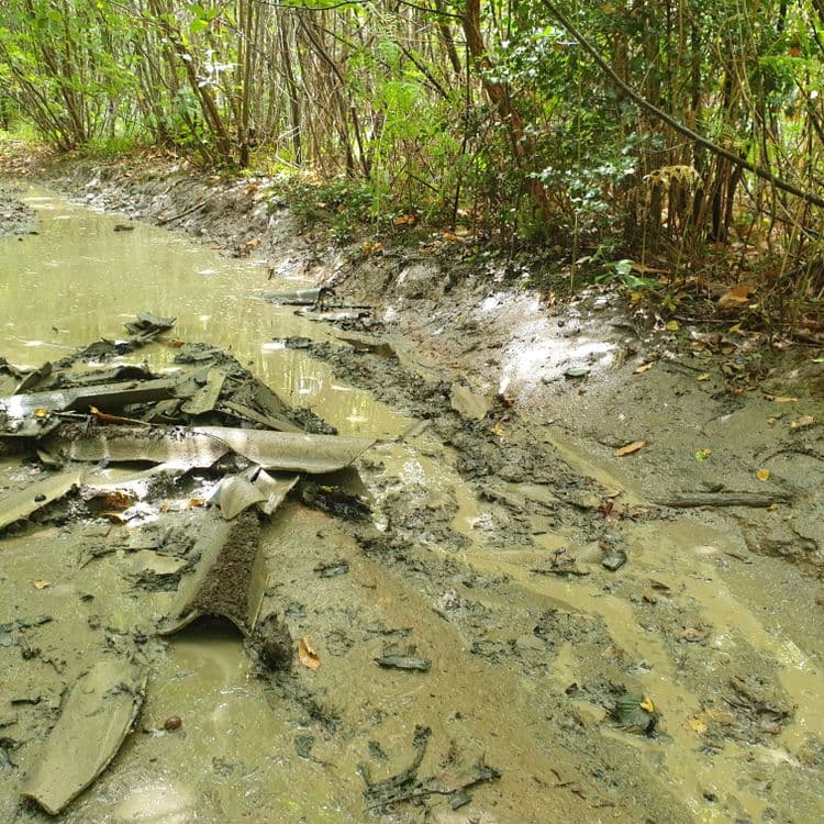 En faisant une promenade, j ai découvert caché dans la boue des morceaux de toiture en tole fibre ciment donc sûrement de l amiante, beaucoup de morceaux, donc difficile de parler de poids