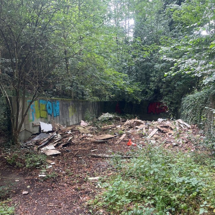 Grande quantité de déchets de construction et encombrants de tailles moyenne à grande