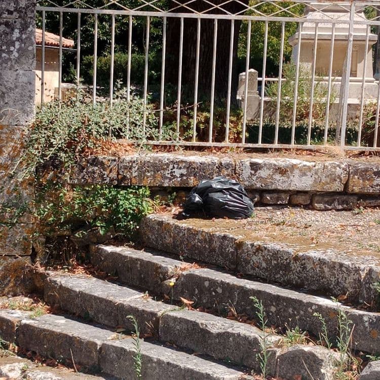Poubelle déposée comme tous les mercredis.