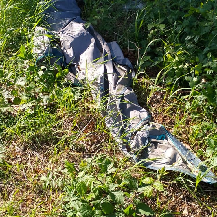 Déchets divers abandonnés au bord du Rhin