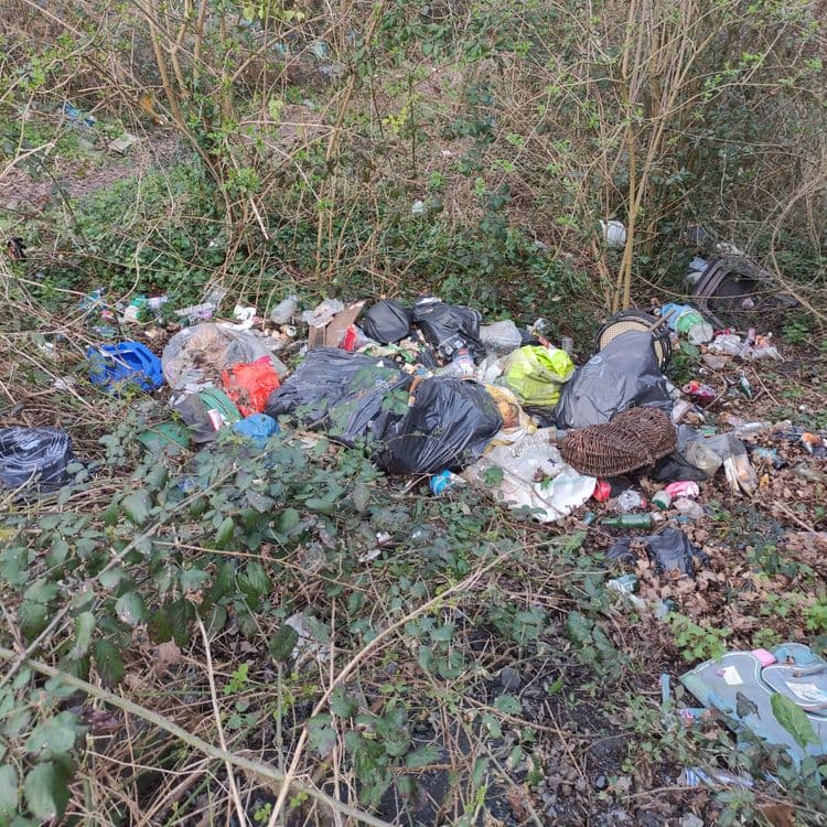 Camp de gens du voyage avec comme vous le voyez énormément de déchets sur place