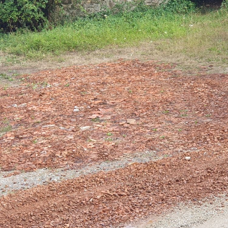 Pose de gravats de chantier, tuiles plates, sur chemin privé