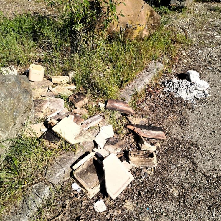 Gravats de chantier abandonnés au bord du Rhin