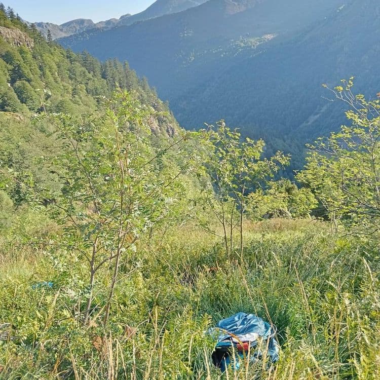 Une Tente bleu et matériel de montage abandonnés près de l'étang de Garbet. Nous l'avons trouvé à environ de 20ne de min de descente depuis le lac de Garbet. 2me et 3me photo sont pour indiquer le paysage à côté des déchets.
