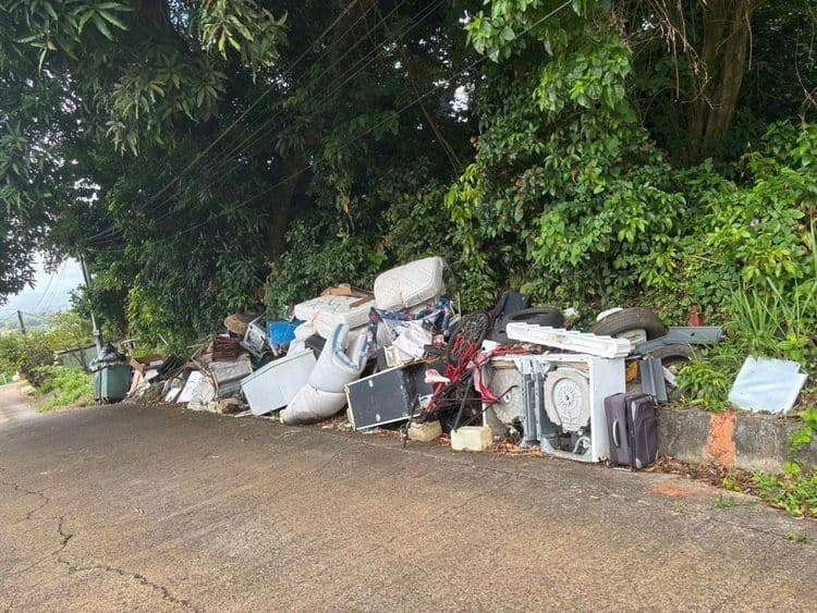 Voici une estimation des déchets présents sur le site, avec une évaluation du poids et de la quantité :
* **Gros électroménager (réfrigérateur, machine à laver, etc.) :** Présence d'environ 2 appareils, avec un poids estimé entre 50 et 80 kg par appareil.
* **Matelas :** 1 unité, estimé à environ 20-30 kg.
* **Pneus :** 2 unités, environ 8-10 kg par pneu.
* **Divers éléments de carrosserie automobile :** 2-3 éléments, environ 5-10 kg au total.
* **Valise :** 1 unité, environ 5 kg.
* **Déchets divers (plastiques, cartons, ferraille, etc.) :** Quantité importante, estimée à environ 50-70 kg au total.