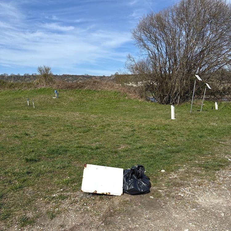 Voici une liste des déchets identifiés sur l'image, avec une estimation de leur quantité et de leur poids :
* Un sac plastique noir : 1 unité, poids estimé à 1 kg (rempli).
* Une plaque blanche : 1 unité, poids estimé à 5 kg.