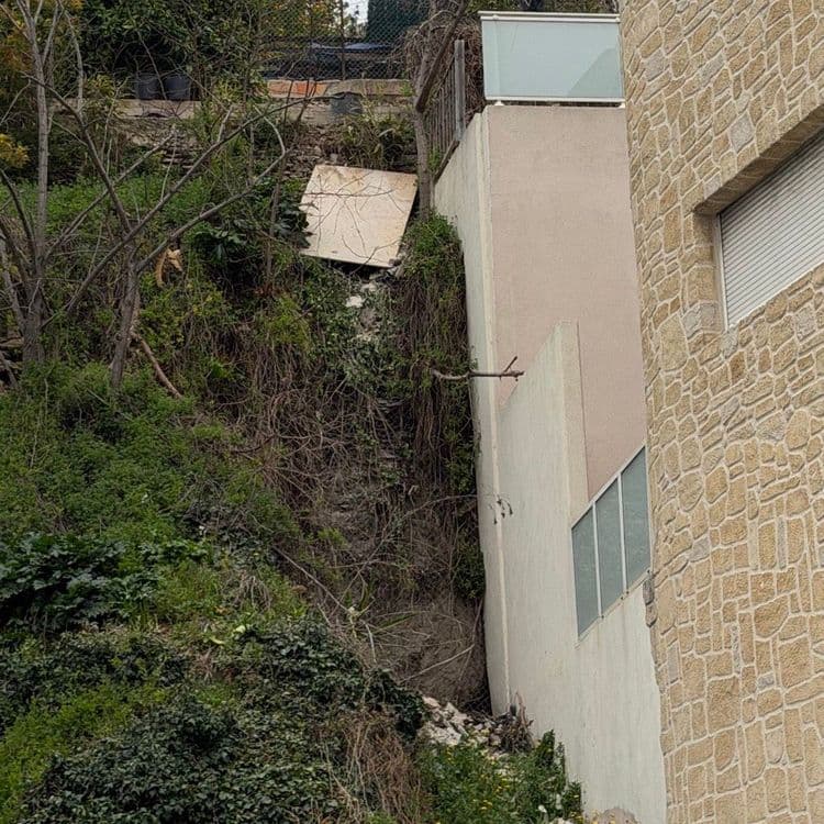Entreprise de travaux qui déverse tous les déchets et gravats dans la colline en dessous du site de rénovation.