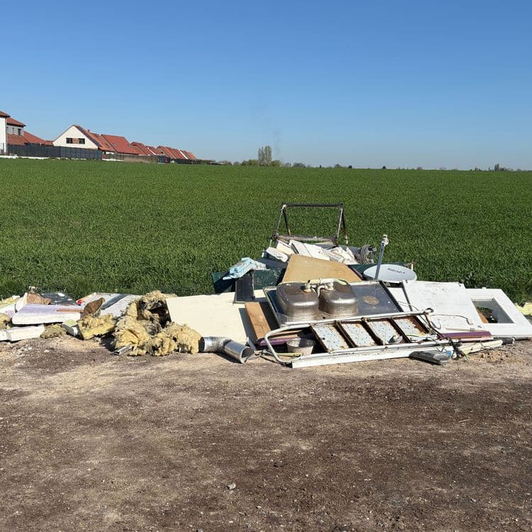 Décharge sauvage : Porte en bois, évier de cuisine, tuyau, polystyrène, plastique, électroménager