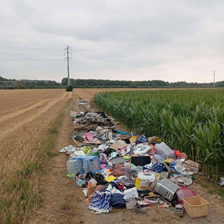 Depôs sauvage entre les champs sur le petit chemin de Netto a Courrières