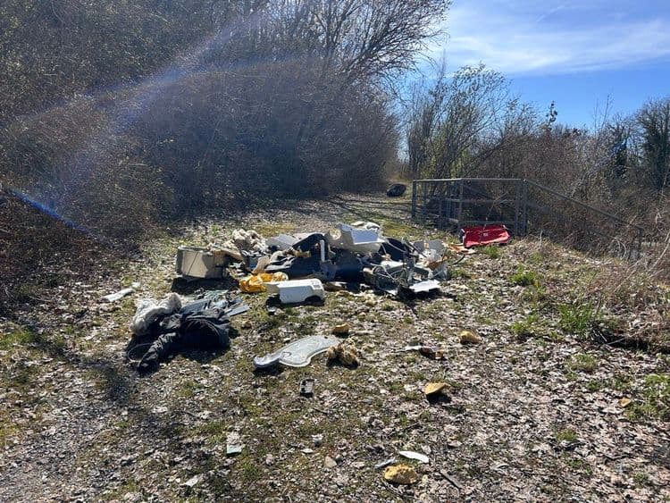 Suite à l'analyse de l'image, voici l'estimation des déchets présents :
* **Déchets d'ameublement** : Il y a divers éléments tels que des morceaux de plastique blanc, des fragments de mousse (certainement provenant de rembourrage) et d'autres pièces difficilement identifiables. On peut estimer le poids total de ces déchets à environ 15 kg, pour une quantité d'environ 10 éléments distincts.
* **Textiles** : Des vêtements ou tissus noirs sont visibles. Le poids de ces textiles pourrait être estimé à 3 kg, représentant 1 à 2 pièces.
* **Divers** : On observe également des petits objets métalliques ou plastiques non identifiables précisément, ainsi qu'un élément rouge qui pourrait être un morceau de plastique rigide. Le poids de ces déchets divers pourrait être d'environ 2 kg, avec une quantité estimée à 5 éléments.