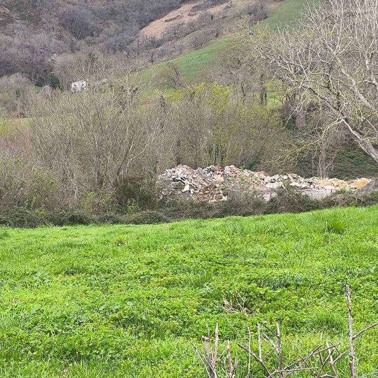 Suite à l'analyse de l'image, les déchets suivants ont été identifiés :
* Débris de construction et de démolition : environ 500 kg, comprenant des pierres, des briques, du béton et potentiellement d'autres matériaux de construction. La quantité est estimée à un volume d'environ 2 mètres cubes.
Il est important de noter que ces estimations sont basées sur l'observation de l'image et peuvent varier en fonction de la densité et de la composition exacte des déchets. Une inspection sur site permettrait d'affiner ces données.