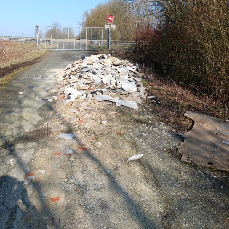 Ordures en tout genre beaucoup de pièces de voiture et des gravats