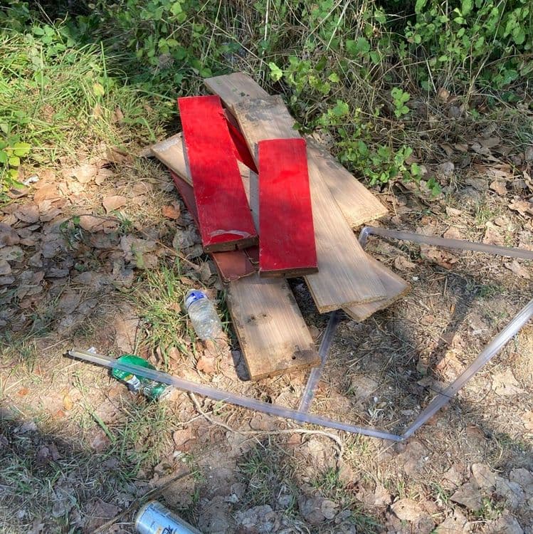 Petit meuble planches bois et plastiques dans les ronces sur la commune de l’Isle d’Espagnac. J’ai mis les planches et ce que je pouvais sur le bas côté du chemin aucun moyen puisque j’étais à pied malheureusement. Incivilités décevantes puisque la déchèterie se situe à quelques centaines de mètres de cet endroit.