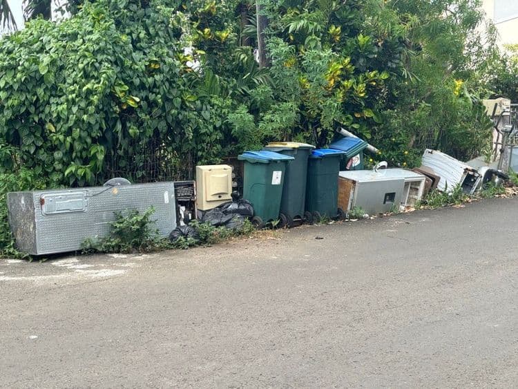 Voici une estimation des déchets présents sur l'image :
* **Gros électroménager (réfrigérateurs et congélateurs) :** On observe environ 4 appareils. Compte tenu de leur taille, on peut estimer le poids total à environ 200 kg (50 kg par appareil en moyenne).
* **Poubelles/bacs de tri :** Il y a 4 poubelles de tailles standards (environ 100 litres). Le poids de ces poubelles vides peut être estimé à environ 10 kg chacune, soit un total de 40 kg.
* **Sacs poubelles :** Il y a 2 sacs poubelles bien remplis. Chaque sac pourrait peser environ 10 kg, pour un total de 20 kg.
* **Divers (boîtier électrique, morceaux de ferraille, équipement de sport) :** Ces déchets divers peuvent être estimés à environ 30 kg au total.