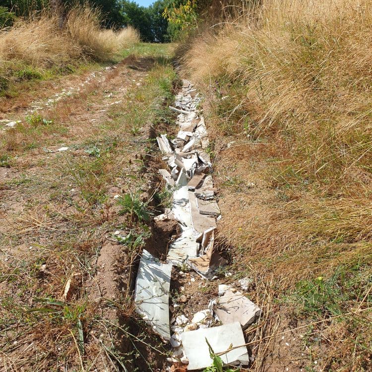 Je constate une pollution de gravats de placo en plein chemin de randonnée degradant l environnement.